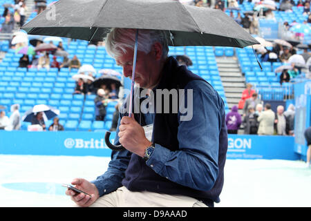 Londres, Royaume-Uni. 16 mai, juin, 2013. La pluie s'arrête de jouer et des parasols sont en place avant la finale de l'Aegon Championships le Queen's Club à West Kensington. Credit : Action Plus Sport Images/Alamy Live News Credit : Action Plus Sport/Alamy Live News Credit : Action Plus Sport/Alamy Live News Banque D'Images