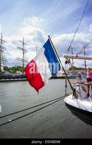 Rouen, France. 15 Juin, 2013. Drapeau français sur bateau en bois à l'Armada de Rouen, le dernier week-end du festival. Tall Ships en arrière-plan. Crédit : Christine Gates/Alamy Live News Banque D'Images