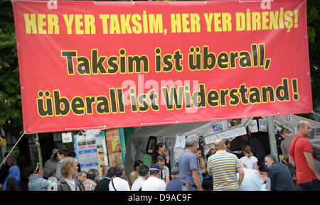Une bannière énorme avec le lettrage "Taksim est partout, partout où la résistance est' est en face de la tente de l'occuper au mouvement Gezi Kottbusser Tor à Berlin, Allemagne, 16 juin 2013. Des manifestants sont la planification d'un sit-in devant l'ambassade de Turquie pour montrer leur solidarité avec le mouvement de protestation Gezi à Istanbul. Photo : OLIVER MEHLIS Banque D'Images