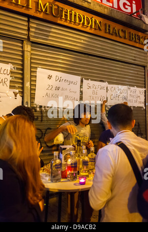 Les jeunes hommes entreprenants de boissons au cours de Taksim Gezi Parkı protestations, Istanbul, Turquie Banque D'Images