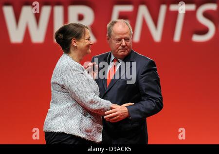 Berlin, Allemagne. 16 Juin, 2013. Candidat chancelier du SPD Peer Steinbrueck et sa femme Gertrud Steinbrueck hug au congrès du parti du SPD à Berlin, Allemagne, 16 juin 2013. Photo : BRITTA PEDERSEN/dpa/Alamy Live News Banque D'Images