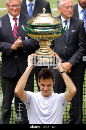 Halle/ Westphalie, Allemagne. 16 Juin, 2013. Le joueur de tennis suisse Roger Federer soutient le trophée après avoir remporté la finale du tournoi ATP contre Youzhny en provenance de Russie à Halle/ Westphalie, Allemagne, 16 juin 2013. Photo : OLIVER KRATO/dpa/Alamy Live News Banque D'Images