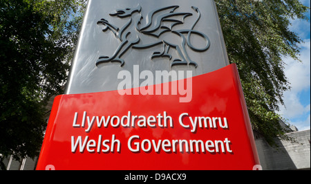 Gouvernement gallois signe avec dragon et Llywodraeth Cymru en gallois Cardiff University Campus bâtiment Pays de Galles UK KATHY DEWITT Banque D'Images