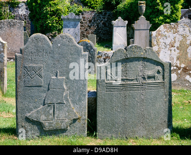 Deux pierres tombales du 19ème siècle représentant des métiers ( marin et agriculteur) dans le cimetière de l'ancienne église paroissiale, Killean Kintyre, Ecosse Banque D'Images