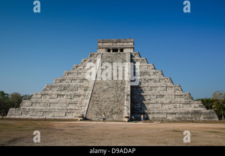 La pyramide de Kukulkan sur une journée sans nuages Banque D'Images