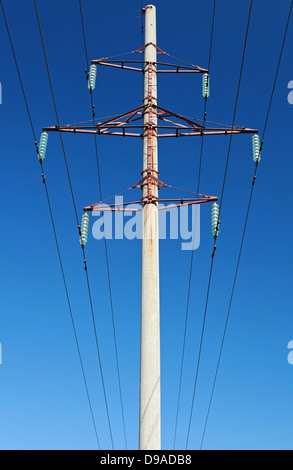 Lignes à haute tension et pylône au-dessus de ciel bleu clair Banque D'Images