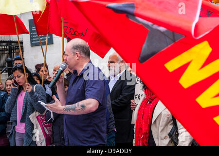 Londres, Royaume-Uni. 16 Juin, 2013. Protestation des Turcs à Londres après nuit de violence en Turquie. Crédit : Paul Davey/Alamy Live News Banque D'Images