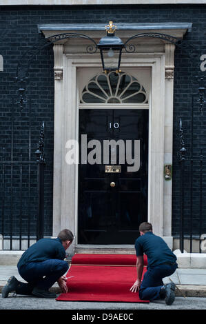 Londres, Royaume-Uni - 16 juin 2013 : Personnel prépare le tapis rouge au 10 Downing street avant l'arrivée du président russe Vladimir Poutine doit rencontrer le Premier Ministre, David Cameron, pour discuter de la Syrie avant de G8. Credit : Piero Cruciatti/Alamy Live News Banque D'Images