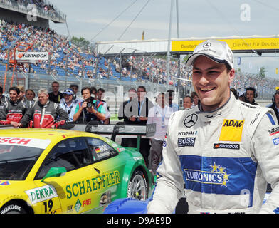 Klettwitz, Allemagne. 16 Juin, 2013. Pilote automobile britannique Gary Paffett (Mercedes) célèbre après sa victoire de la quatrième course de la Masters allemand de voitures de tourisme (DTM) à Lausitzring à Klettwitz, Allemagne, 16 juin 2013. Mike Rockenfeller (Audi) arrivé deuxième et troisième en Vietorius Chrétienne. Photo : BERND SETTNIK/dpa/Alamy Live News Banque D'Images