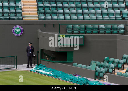 Wimbledon London,UK. 16 Juin, 2013. Un garde de sécurité patrouille l'centre court à l'All England Lawn Tennis et croquet club comme il se prépare à accueillir les championnats de tennis de Wimbledon 2013 qui commencera le 24 juin. Credit : amer ghazzal/Alamy Live News Banque D'Images