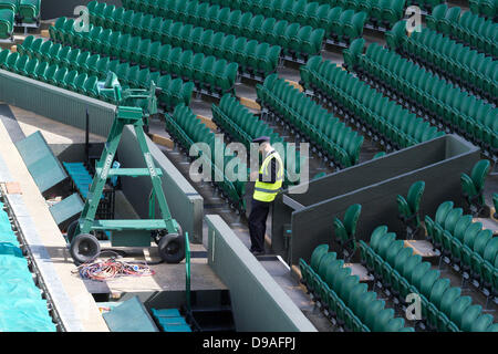 Wimbledon London,UK. 16 Juin, 2013. Un garde de sécurité patrouille l'centre court à l'All England Lawn Tennis et croquet club comme il se prépare à accueillir les championnats de tennis de Wimbledon 2013 qui commencera le 24 juin. Credit : amer ghazzal/Alamy Live News Banque D'Images