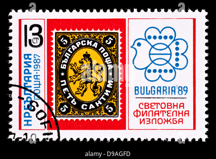 Timbre-poste de la Bulgarie représentant un timbre bulgare précoce. Banque D'Images