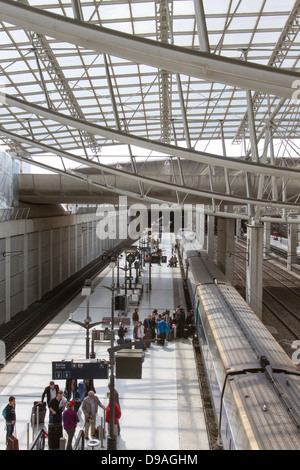 Les voyageurs d'embarquer dans un train à partir de la plate-forme à Chalres de Gaulle Train Station in Paris France Banque D'Images