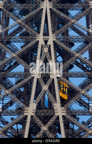 Ascenseur orange vif plus complexes grâce à l'escalade de la ferronnerie en treillis pour le haut de la Tour Eiffel Banque D'Images