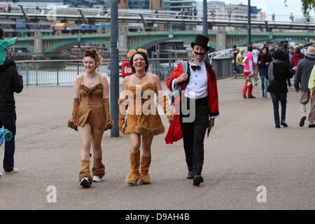 Londres, Royaume-Uni. 16 Juin, 2013. La Marche Pour La Vie a été fondée en 1989 par le VIH et le SIDA La charité Crusaid. Depuis, la marche a permis de recueillir des millions de livres pour appuyer les services essentiels pour les personnes vivant avec le VIH. Credit : Ashok Saxena/Alamy Live News Banque D'Images