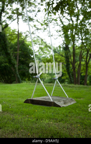 Une balançoire en bois dans un jardin pittoresque. Banque D'Images