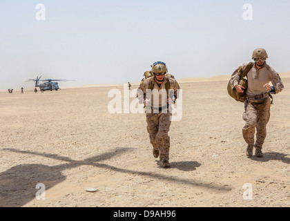 Les Marines américains avec la 26e Marine Expeditionary Force de l'unité Raid Maritime après l'atterrissage d'un saut en parachute au cours de l'exploitation le 25 avril 2013 au Qatar. Banque D'Images