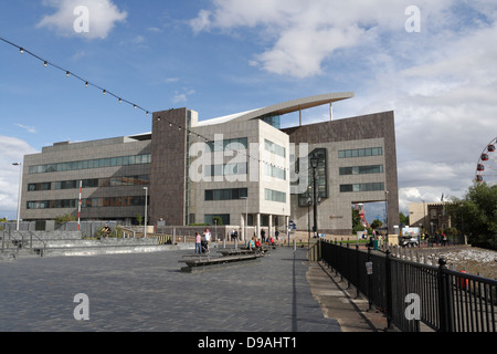 Atradius bâtiment dans la baie de Cardiff Banque D'Images