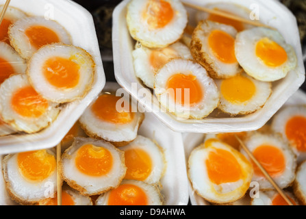 Oeufs de caille brouillés au marché de l'est close up Banque D'Images