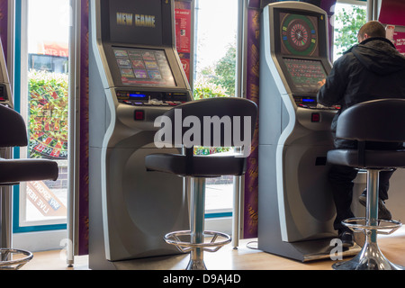 Les machines de roulette Ladbrokes Bookmakers, England, UK Banque D'Images