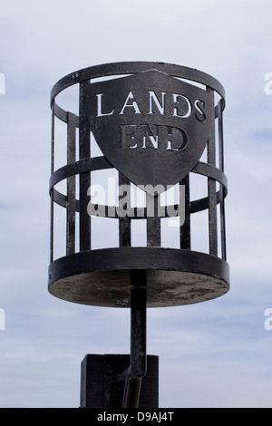 Balise du millénaire à Land's End Cornwall Angleterre Penn un Bergamo ou Pedn un Bergamo Banque D'Images