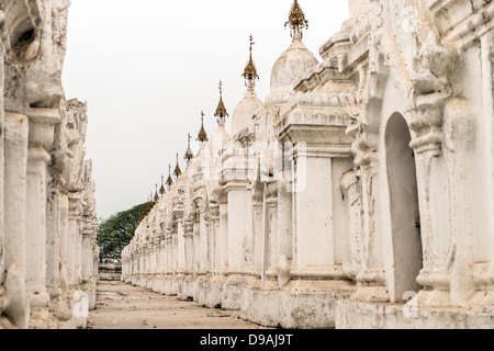 La Pagode Kuthodaw ou mérite Royal Mandalay Myanmar Birmanie Asie du sud-est Banque D'Images