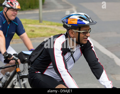 Les cyclistes dans le Londres - Brighton Charity bike ride seulement 2 miles de la fin de la balade en vélo. Banque D'Images