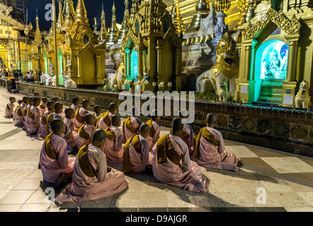 Moniales priant au temple bouddhiste de la pagode Shwedagon ou Pagode Grand Dagon ou Golden Pagoda Yangon (Rangoon) Birmanie Myanmar Banque D'Images