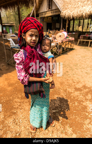 Jeune fille birmane avec petit enfant près de Mandalay Birmanie Myanmar Banque D'Images