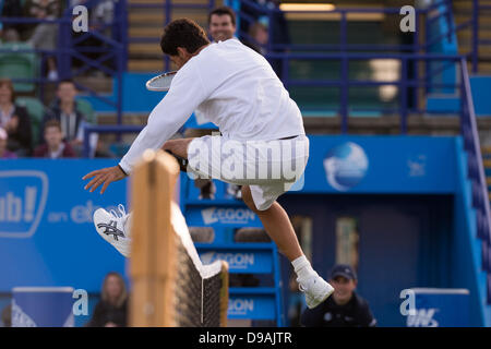 Eastbourne, Royaume-Uni. 16 Juin, 2013. International Aegon Tennis Eastbourne UK - 2013 Dimanche. Match des légendes. Mark Philippoussis (AUS) pas le net pendant quelques jouer peu orthodoxe dans son match de double exposition en partenariat Rennae Stubbs (AUS) contre Greg Rusedski (GBR) et Lindsay Davenport (USA) sur le court central. Rusedski et Davenport a remporté le match 5-2. Crédit : Mike French/Alamy Live News Banque D'Images