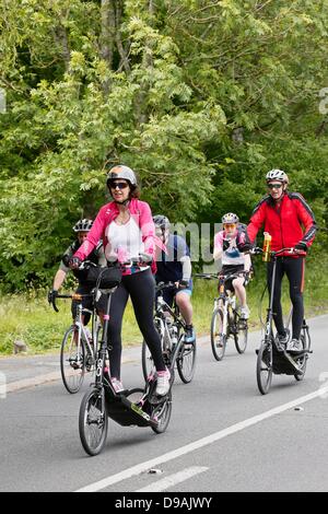 Ditchling, East Sussex, UK. Dimanche 16 juin 2013. Les cyclistes sur des vélos 'runner' passer à travers l'East Sussex dans les étapes finales de la British Heart Foundation à vélo. Les organisateurs attendent plus de 28 000 cyclistes à participer à l'événement de collecte de fonds Phare. Crédit : Tom Jura/Alamy Live News Banque D'Images