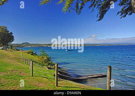 Vue sur le lac, le Lac Taupo, Taupo, île du Nord, de la région de Waikato, Nouvelle-Zélande Banque D'Images