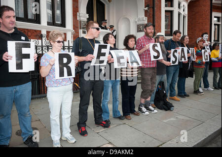 Londres, Royaume-Uni, 16 juin 2013. Julian Assange's premier anniversaire de refuge à l'ambassade Equadorian à Londres a été marquée par une foule de supporters fidèles et des médias désireux de voir une apparition par le fondateur de Wikileaks. Credit : Lee Thomas/Alamy Live News Banque D'Images