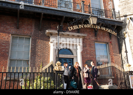 Les gens qui attendent à l'extérieur de l'avant le Dublin Writers Museum, dans le centre de Dublin en République d'Irlande Banque D'Images