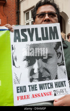 Londres, Royaume-Uni, 16 juin 2013. Julian Assange's premier anniversaire de refuge à l'ambassade Equadorian à Londres a été marquée par une foule de supporters fidèles et des médias désireux de voir une apparition par le fondateur de Wikileaks. Credit : Lee Thomas/Alamy Live News Banque D'Images