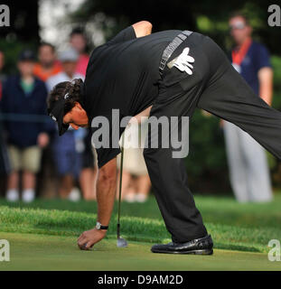 Merion, Pennsylvanie, USA. 16 Juin, 2013. Phil Mickelson, des USA, sur le 15e trou lors de la ronde finale au 113e Championnat national open des États-Unis au Merion Golf Club de Ardmore, Pennsylvanie Credit : csm/Alamy Live News Banque D'Images