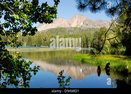 Manzanita Lake dans Lassen Volcanic National Park, Californie du Nord Banque D'Images