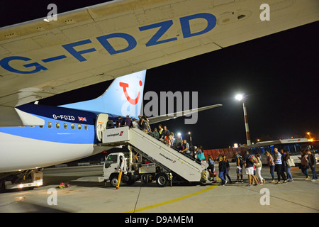 Les passagers d'Thomson Airways Boeing 737 la nuit, l'aéroport de Rhodes, Rhodes (Rodos), du Dodécanèse, sud de la mer Egée, Grèce Banque D'Images