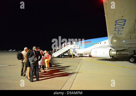 Les passagers d'Thomson Airways Boeing 737 la nuit, l'aéroport de Rhodes, Rhodes (Rodos), du Dodécanèse, sud de la mer Egée, Grèce Banque D'Images