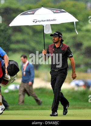 Merion, Pennsylvanie, USA. 16 Juin, 2013. Jason Day, de l'Australie, promenades vers le 15e trou lors de la ronde finale au 113e Championnat national open des États-Unis au Merion Golf Club de Ardmore, Pennsylvanie Credit : csm/Alamy Live News Banque D'Images