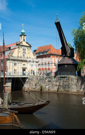 Vieux Port avec Salzewer, Hotel Altes Kaufhaus, vieille grue, Lunebourg, Basse-Saxe, Allemagne, L³neburg, bateau, Navire, péniche, histor Banque D'Images