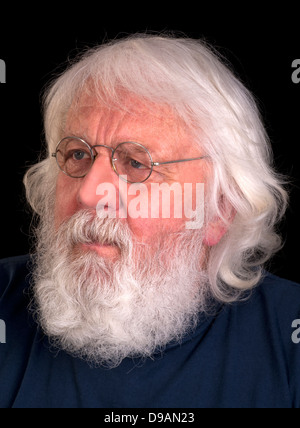 Vieil homme portrait - livre d'histoires grand-père avec des lunettes Banque D'Images