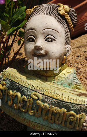 Modèle de poupée belle salutation bouddhiste bienvenue Bonjour sawadeeka Voyage souvenirs art culture heureux jardin asiatique d'amitié traditionnelles Banque D'Images