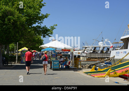 Excursion en bateau dans le port de Mandraki, vieille ville, ville de Rhodes, Rhodes, Dodécanèse, Grèce Banque D'Images