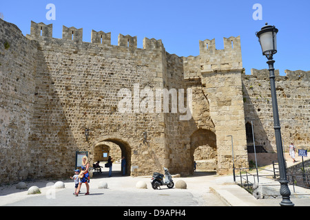 St Paul's Gate Kolona, Port, Vieille Ville, Ville de Rhodes, Rhodes, Dodécanèse, Grèce Banque D'Images