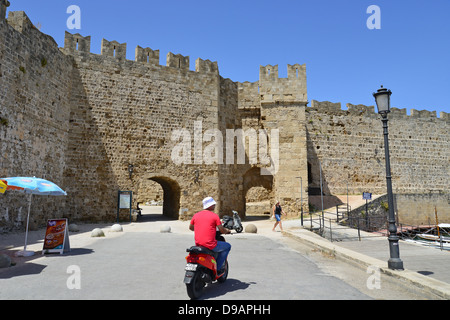 St Paul's Gate Kolona, Port, Vieille Ville, Ville de Rhodes, Rhodes, Dodécanèse, Grèce Banque D'Images