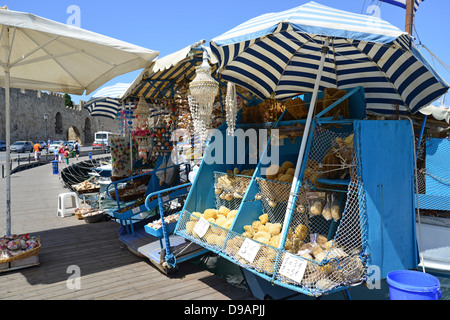 Décrochage souvenirs sur bateau de pêche, Kolona Port, Vieille Ville, Ville de Rhodes, Rhodes, Dodécanèse, Grèce Banque D'Images