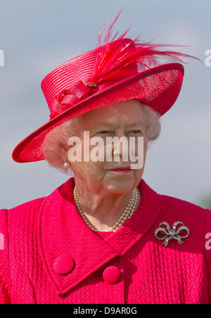 Egham, UK. 16 Juin, 2013. La Grande-Bretagne La reine Elizabeth II assiste à la finale de la coupe de la Reine Cartier au Guards Polo Club à Egham, 16 juin 2013. Photo : Albert/Nieboerdpa Alamy Live News Banque D'Images
