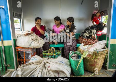 Yangon, Union du Myanmar. 15 Juin, 2013. Les passagers sur le Train Circulaire de Yangon. La Circulaire de Yangon est le chemin de fer réseau ferroviaire suburbain local qui dessert la région métropolitaine de Yangon. Exploité par les chemins de fer, le Myanmar 45,9 kilomètres (28,5Â mi) 39-station système boucle relie des villes satellites et les banlieues de la ville. Le chemin de fer a environ 200 entraîneurs, s'exécute 20 fois et vend 100 000 à 150 000 billets par jour. La boucle, qui prend environ trois heures, est populaire pour les touristes de voir une section transversale de la vie à Yangon. Les trains à partir de 3:45 à 10:15 h tous les jours. Le coût d'un Banque D'Images