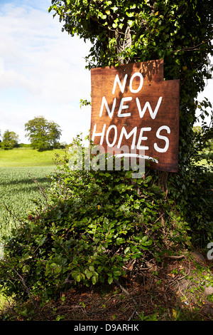 Pas de nouvelles maisons signe de protestation sur le bord du terrain de verdure, Congleton, Cheshire. La terre agricole est marqué pour de nouveaux logements Banque D'Images